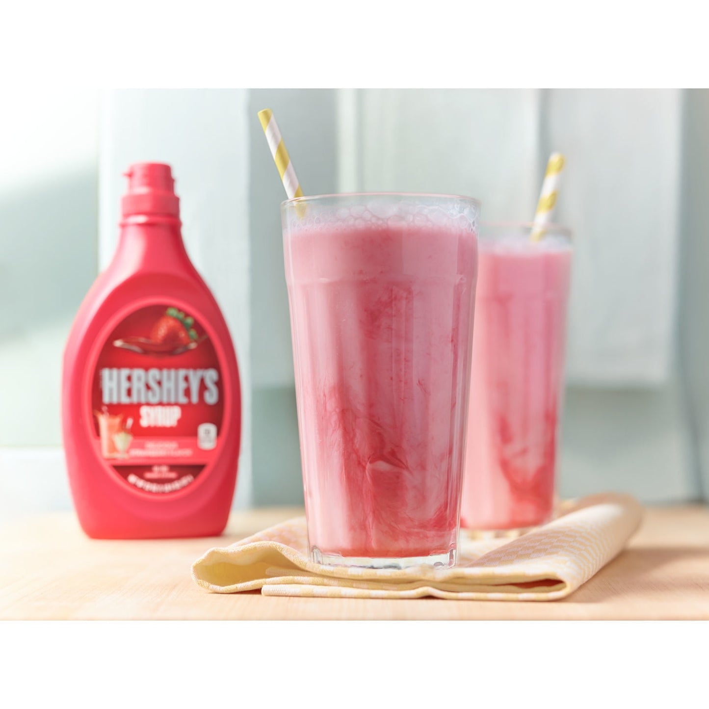 Hershey's Strawberry Syrup, Bottle 22 oz